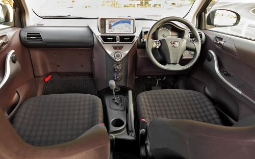 Sali in auto, guidi sulla destra e pensi a quei